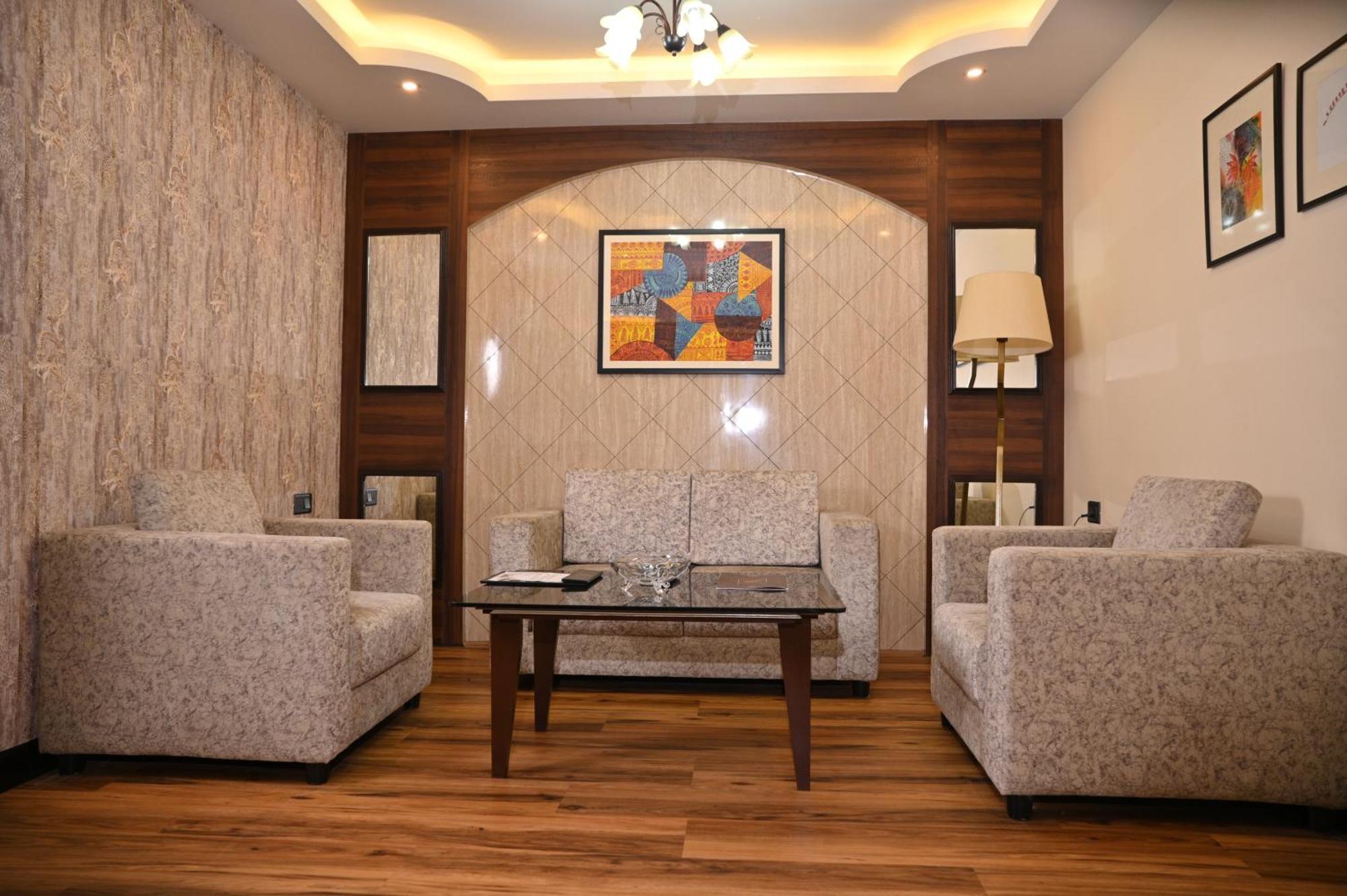 Golden Retreat Otel Baharampur Dış mekan fotoğraf