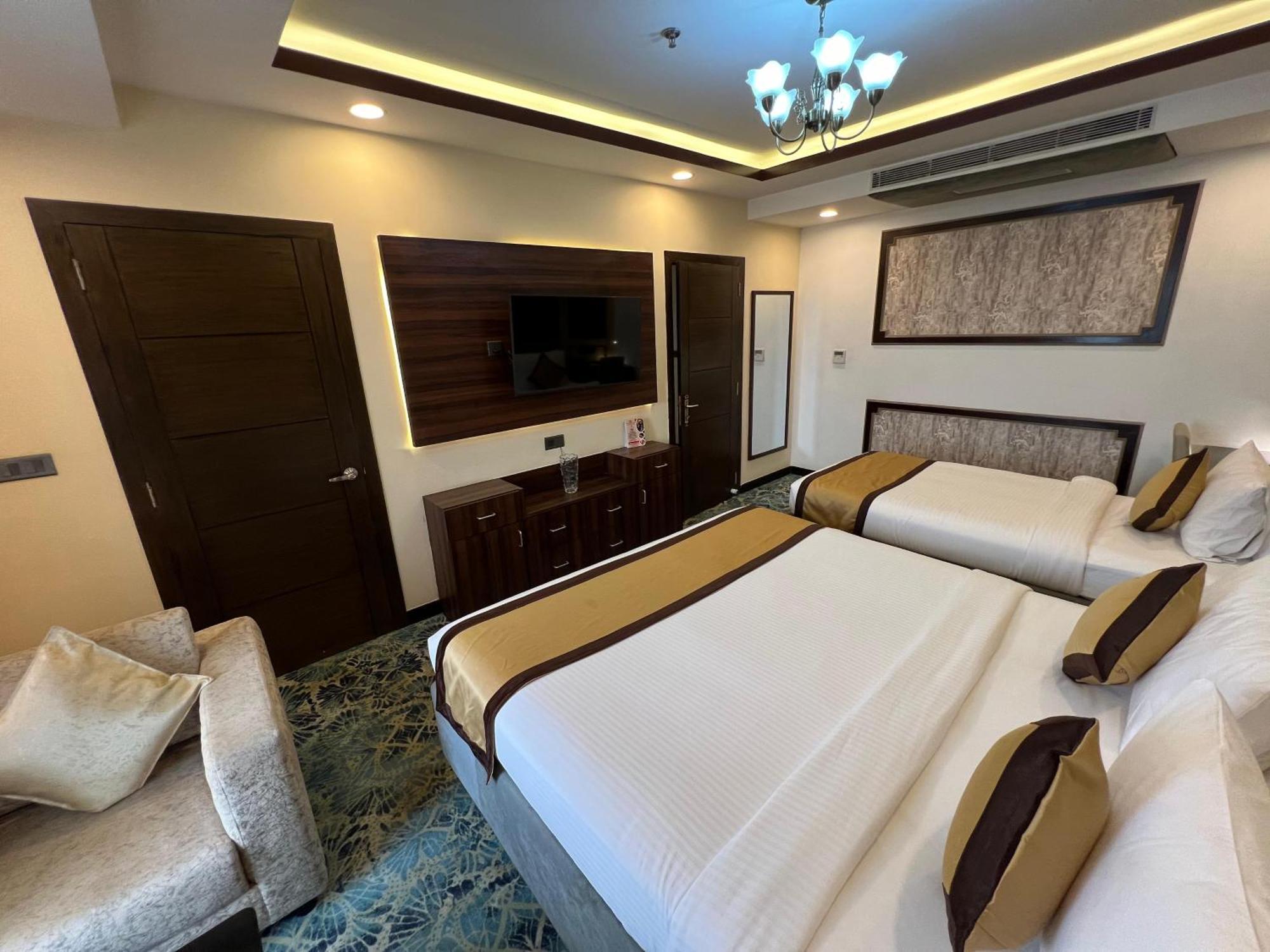 Golden Retreat Otel Baharampur Dış mekan fotoğraf