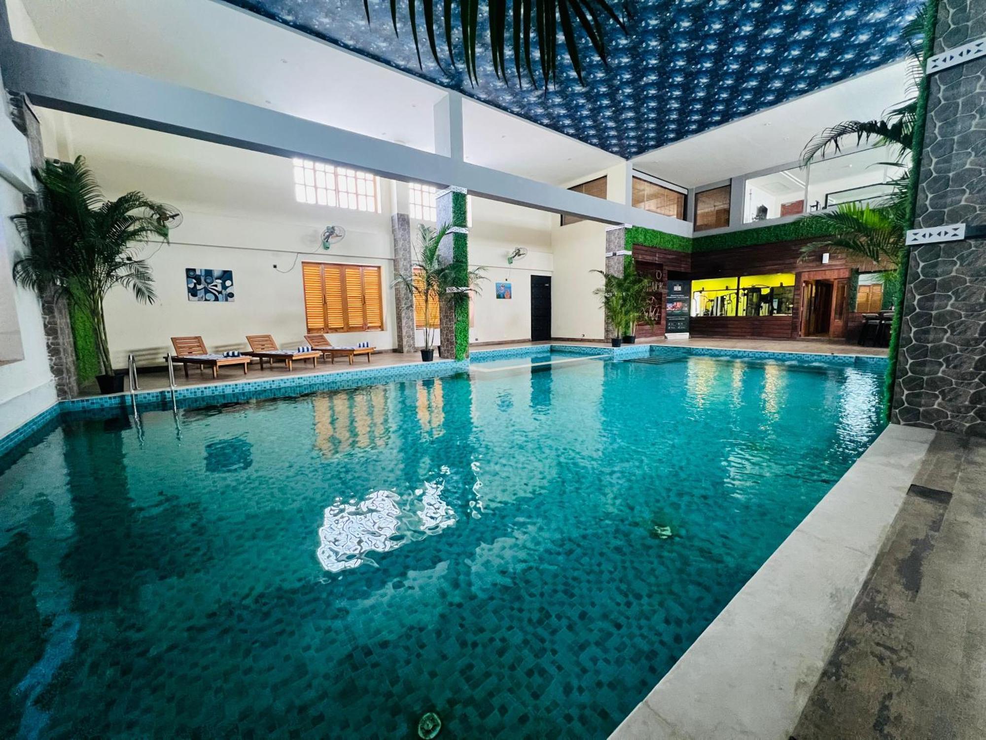 Golden Retreat Otel Baharampur Dış mekan fotoğraf